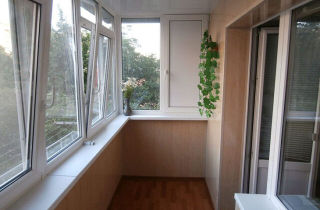 Остекление и отделка балкона